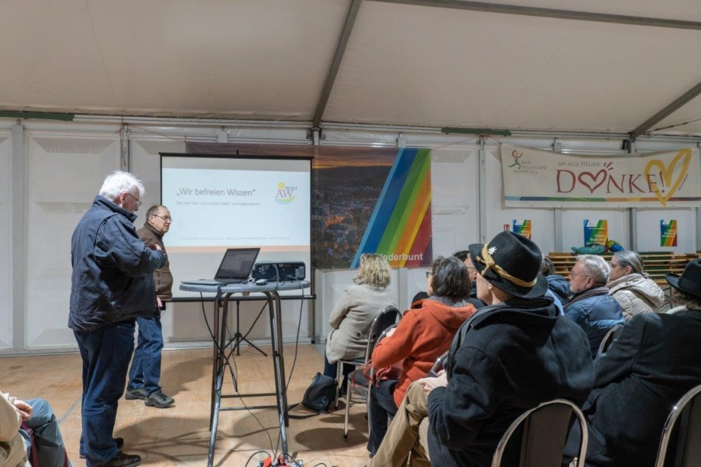 Anton Simons (v.l.) und Armin Küpper stellten den Ahrtal-Gästeführern die Enzyklopädie AW-Wiki vor. Foto: Heinz Grates